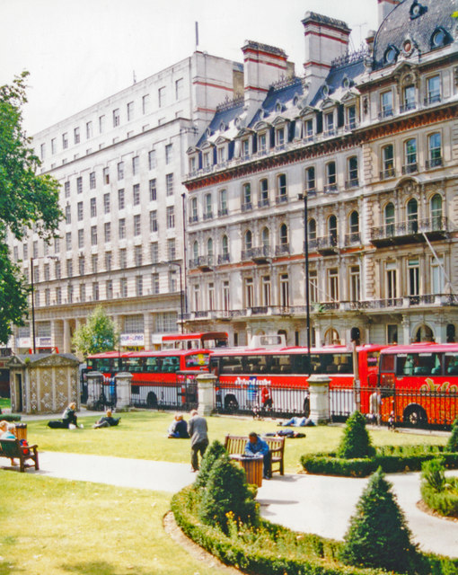 London (Westminster), 1998: Grosvenor Gardens at Buckingham Palace Road