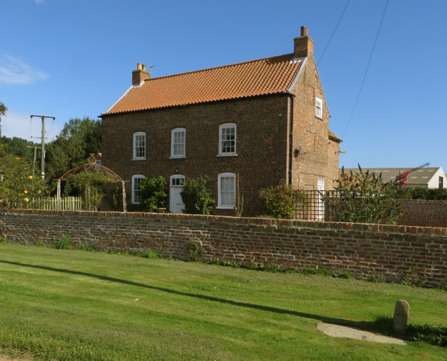 Manor House Farm Burton Pidsea Paul Harrop cc by sa 2.0