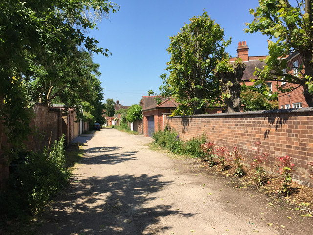 Private road to the rear of Avenue Road Robin Stott cc by sa