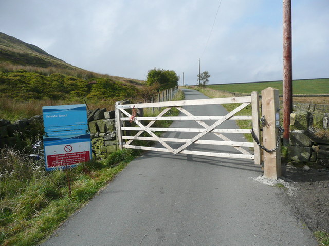 Gate at entrance to waterworks land, Deer Hill Reservoir, Lingards