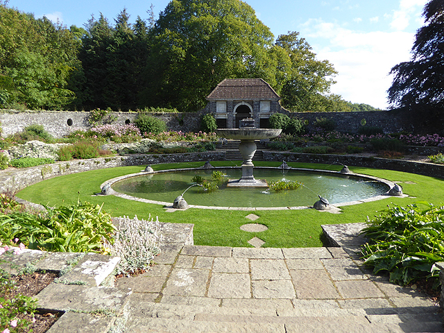 Oval Garden, Heywood Estate © Oliver Dixon cc-by-sa/2.0 :: Geograph Ireland