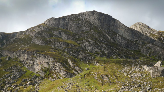 Crags on north side of Gleann Beag