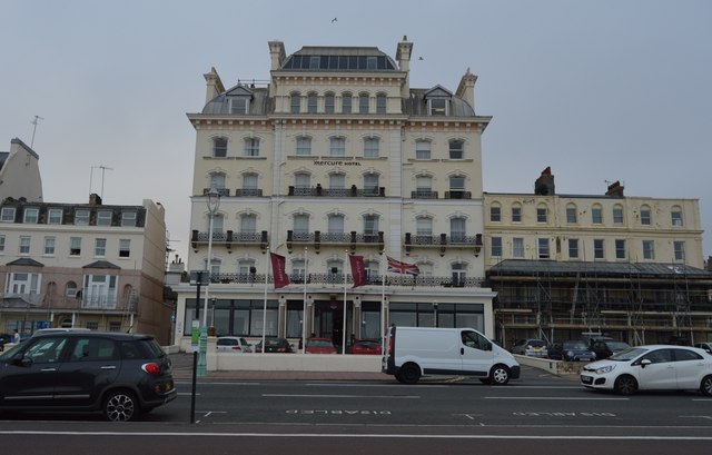 Mercure Hotel © N Chadwick cc-by-sa/2.0 :: Geograph Britain and Ireland