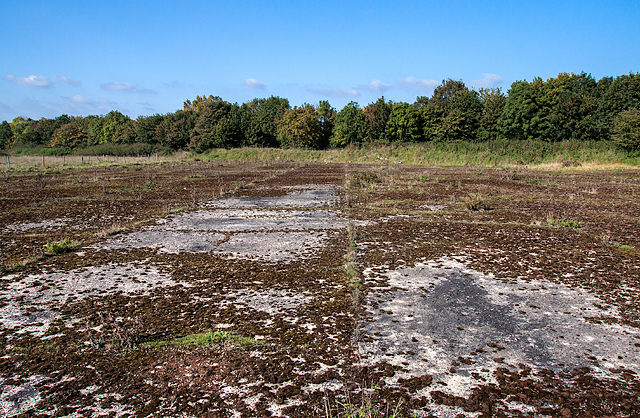 Discovering RAF Ibsley: runway 14/32 © Mike Searle cc-by-sa/2.0 ...