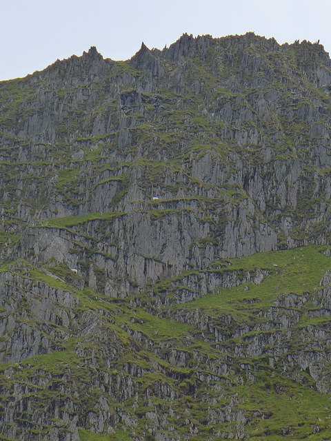 Cliff below the ridge between Yr Elen and Carnedd Llewelyn