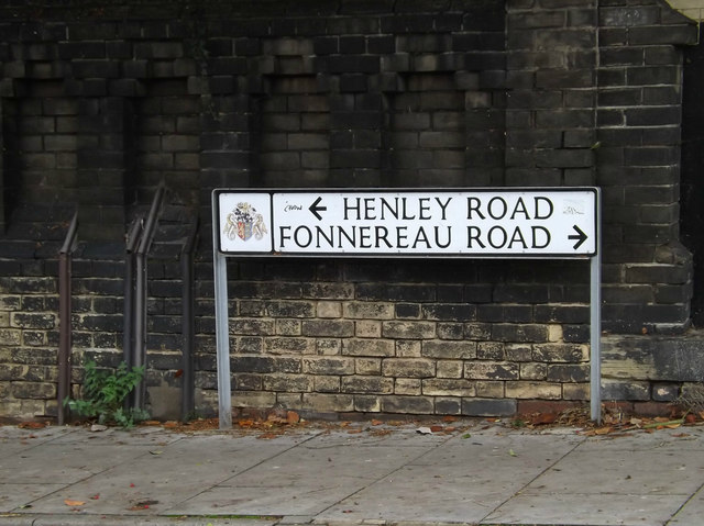 Henley & Fonnereau Roads sign