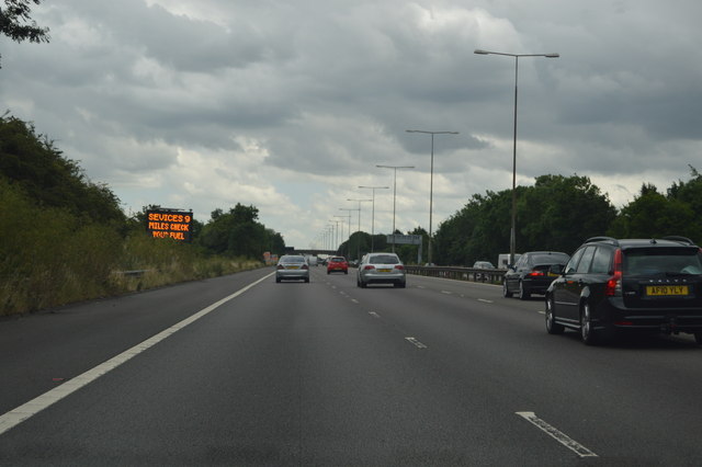 m1-southbound-n-chadwick-cc-by-sa-2-0-geograph-britain-and-ireland