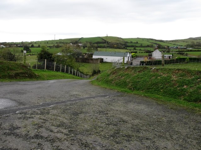 Farm entrance lane on the west side of... © Eric Jones cc-by-sa/2.0 ...