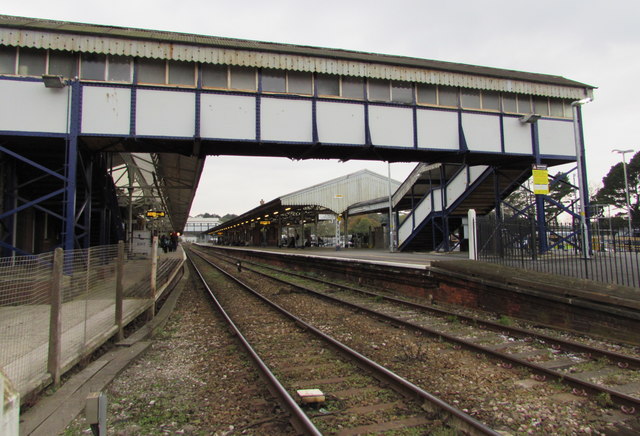 Cornish Main Line, footbridge and... © Jaggery cc-by-sa/2.0 :: Geograph ...