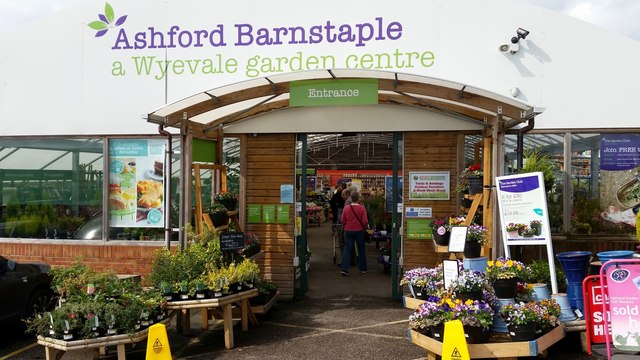 wyevale-garden-centre-entrance-jonathan-billinger-geograph-britain