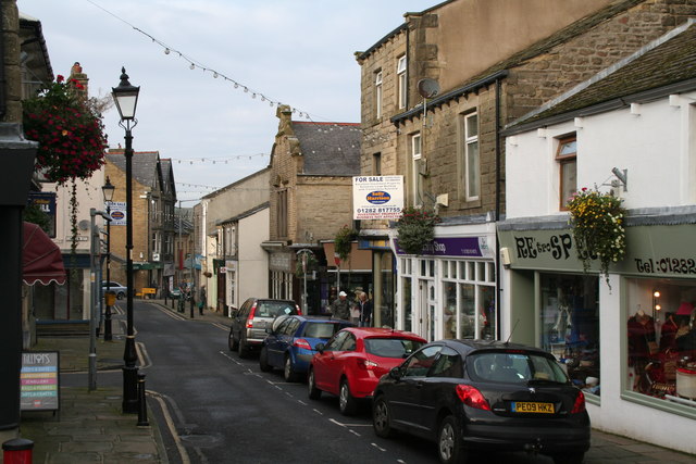 Barnoldswick: Newtown © Dr Neil Clifton cc-by-sa/2.0 :: Geograph ...