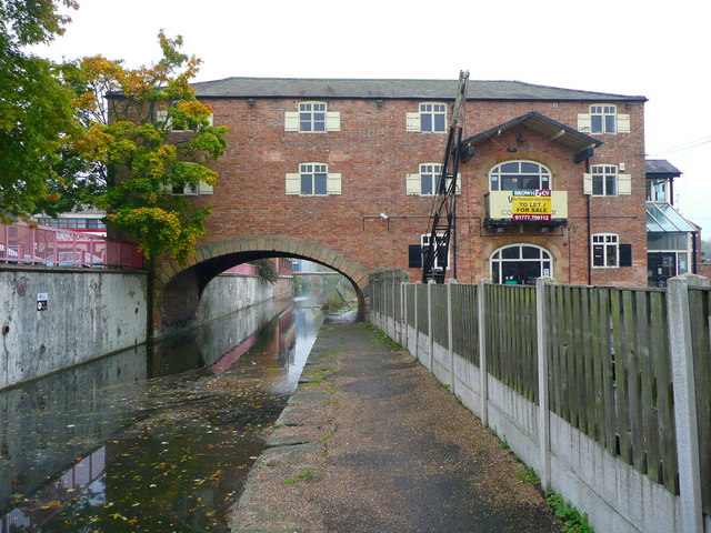Building spanning the Chesterfield Canal, Worksop