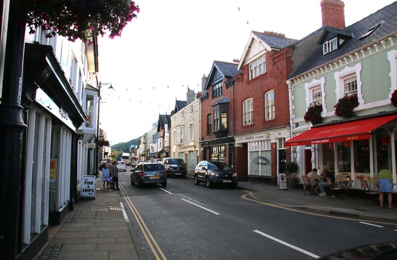 Castle Street in Beaumaris © Steve Daniels cc-by-sa/2.0 :: Geograph ...