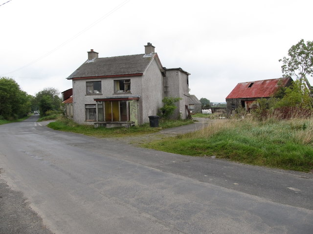 Derelict farmhouse and buildings on Begny Hill Road