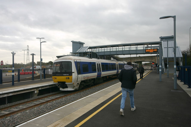 Platforms at Oxford Parkway station