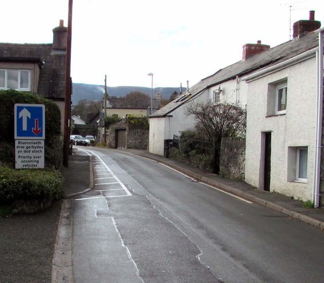 Bilingual priority over oncoming vehicles sign, Llangattock