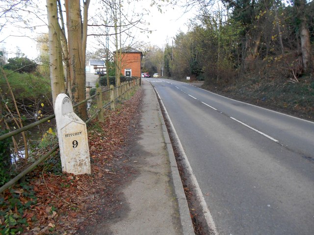 Welwyn: Listed milepost on the B656 Codicote Road