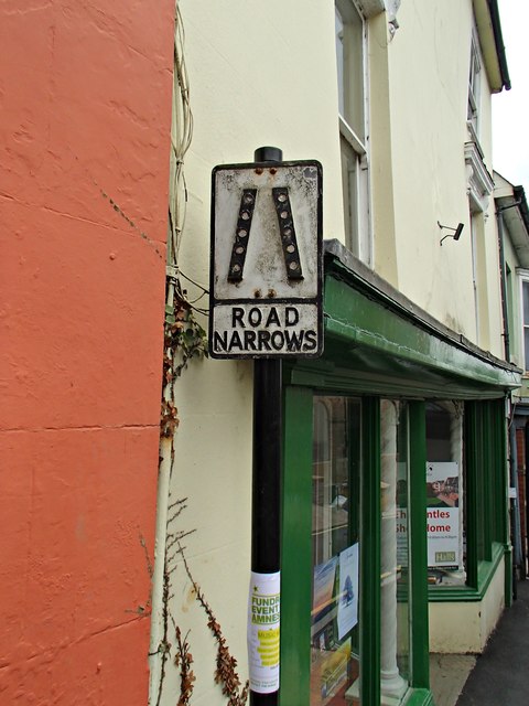 Pre-Worboys narrow road warning sign
