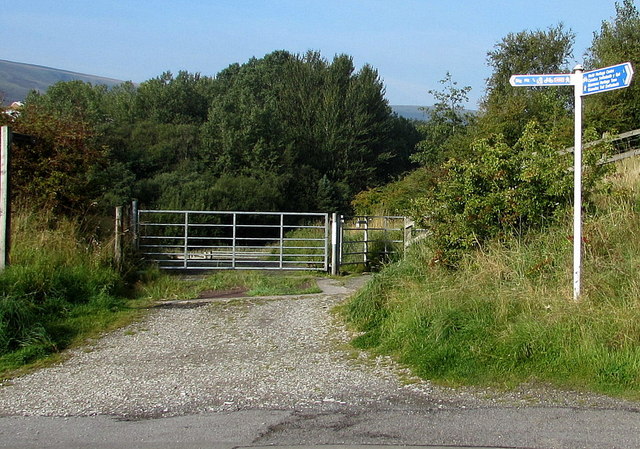 Signpost and gate near Forgeside