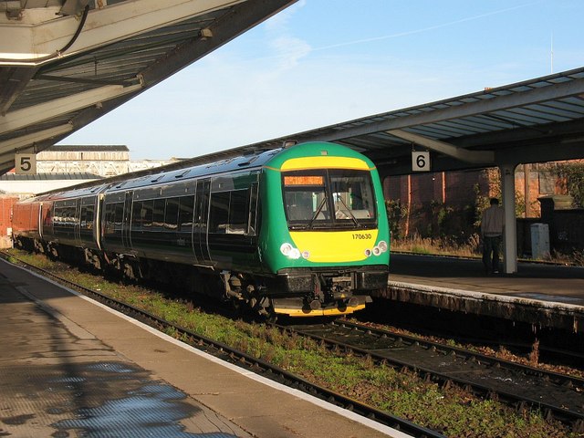 Shrewsbury station: London Midland train 