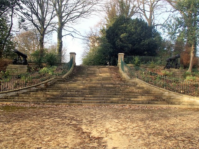 Lower Viewing Terrace and Sebastopol Cannons, Avenham Park
