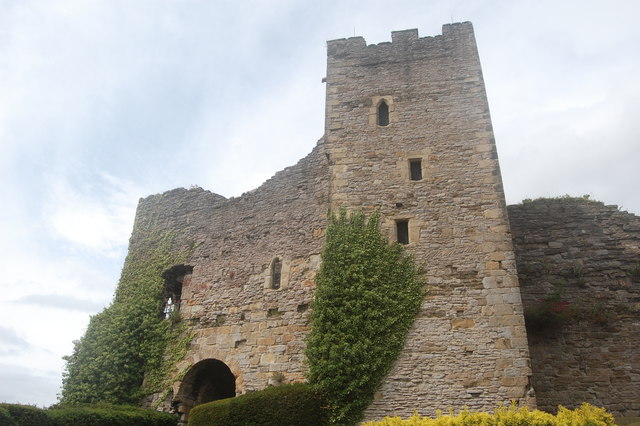 ruin-of-the-great-hall-exterior-bill-harrison-cc-by-sa-2-0