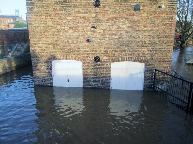 River  Derwent  in  flood  at  Malton  27th  Dec  2015  (11)