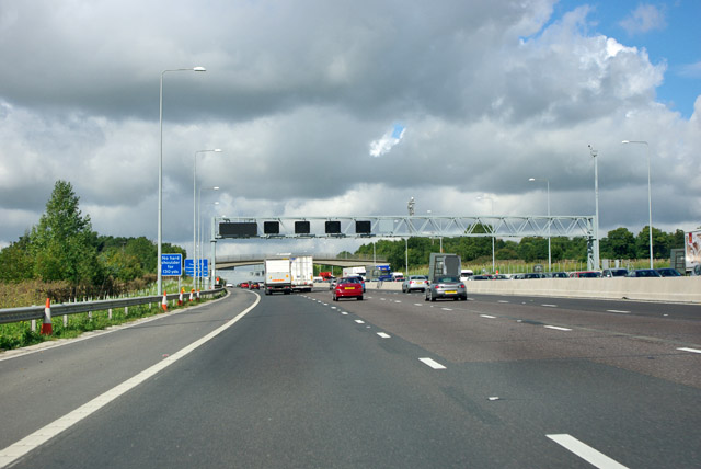 M25 sign gantry © Robin Webster cc-by-sa/2.0 :: Geograph Britain and ...