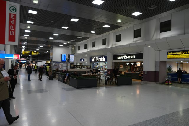Manchester airport, Terminal 2 © Bob Harvey cc-by-sa/2.0 :: Geograph