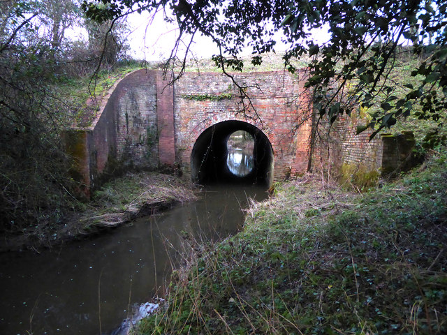 Dunnington Aqueduct, disused Wilts &... © Vieve Forward :: Geograph ...