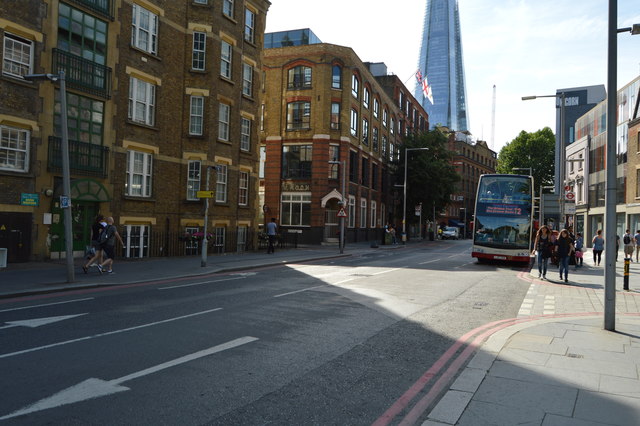 Tooley St, A200 © N Chadwick cc-by-sa/2.0 :: Geograph Britain and Ireland