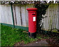 Queen Elizabeth II pillarbox, Oaktree Avenue, Pucklechurch