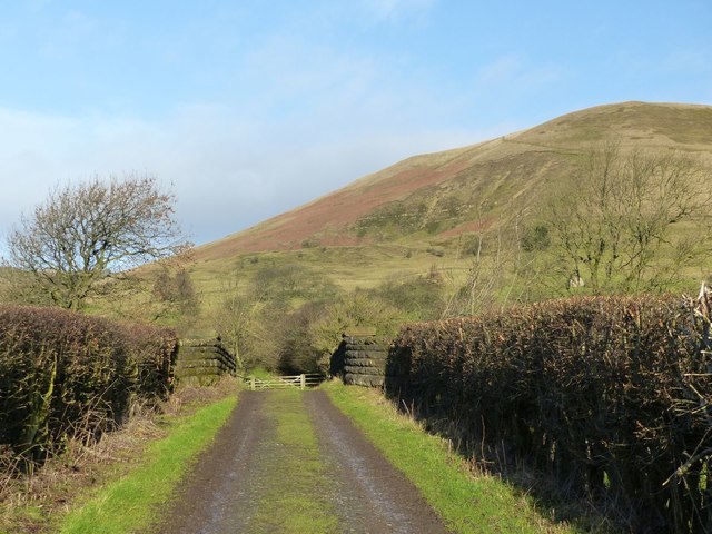 Crossing the Hope Valley Line
