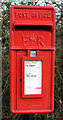 TA2170 : Close up, Elizabeth II postbox on Crofts Hill, Flamborough by JThomas