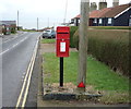 TA2570 : Elizabeth II postbox on Lighthouse Road, Flamborough by JThomas
