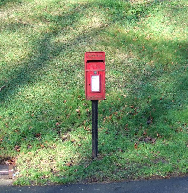 Elizabeth II postbox on Castle Hill, Hunmanby