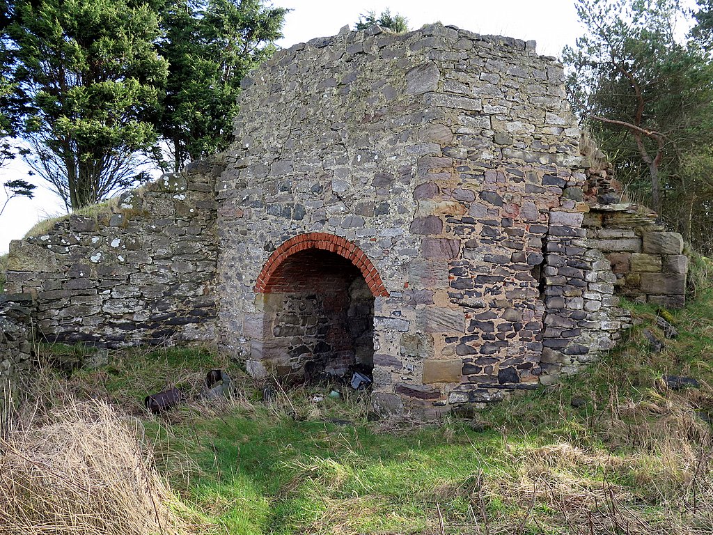 Lime kiln between Dunstan Steads &... © Andrew Curtis cc-by-sa/2.0 ...