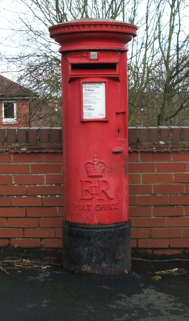 Elizabeth II postbox on Sea Cliff Road, Scarborough