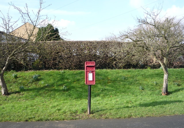 Elizabeth II postbox on Mill Lane, Cayton