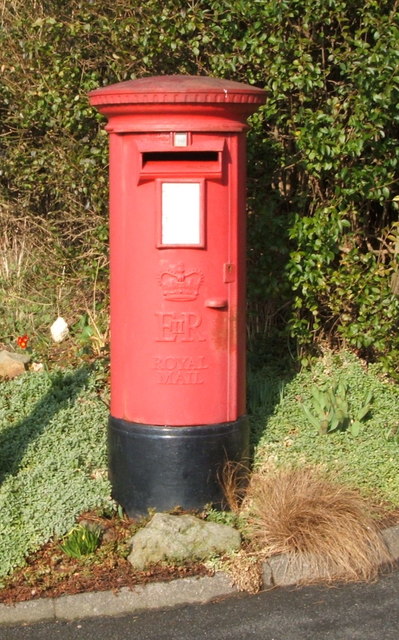 Elizabeth II postbox on Osgodby Lane