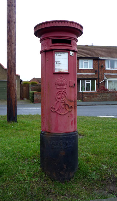 Edward VII postbox on Scarborough Road, Filey