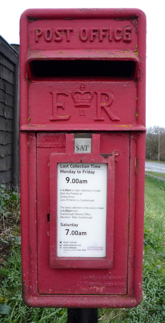 Close up, Elizabeth II postbox on Burtondale Road, Crossgates
