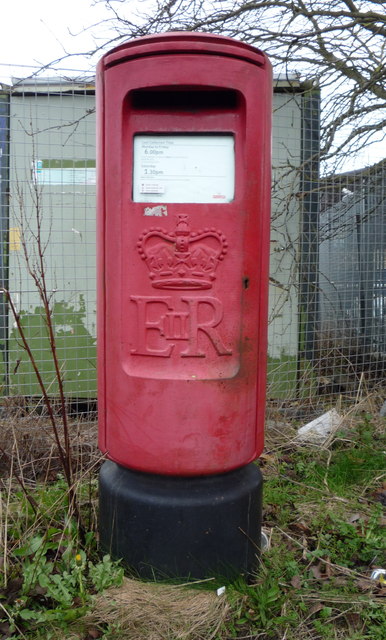 Elizabeth II postbox on Salter Road, Seamer Industrial Estate