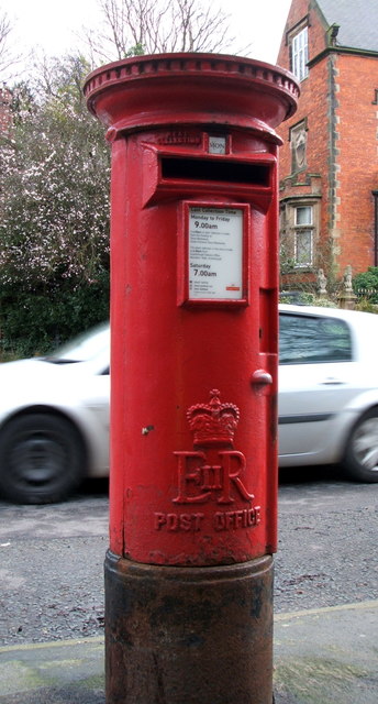 Elizabeth II postbox on Valley Road, Scarborough