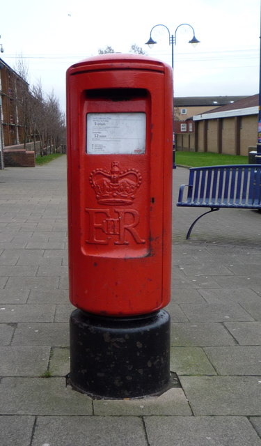 Elizabeth II postbox on High Street, Eastfield