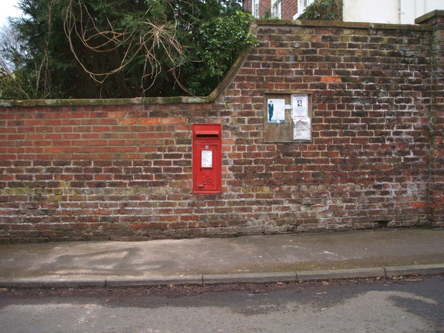 Elizabeth II postbox on Green Lane, Lebberston