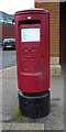 TA0189 : Elizabeth II postbox on Scalby Road, Newby by JThomas