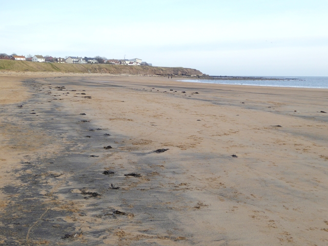 Along the beach to Whitburn © Oliver Dixon cc-by-sa/2.0 :: Geograph ...