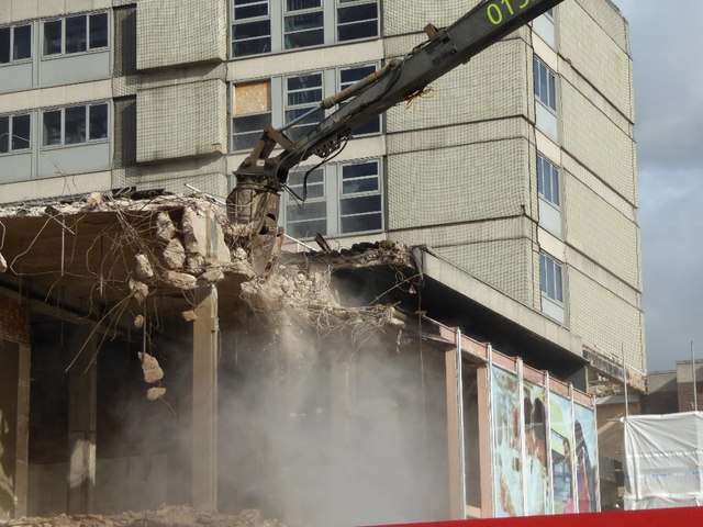 Demolishing the former Gifford Hotel