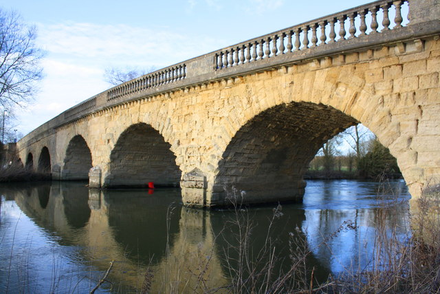 Swinford Bridge for B4044 over River... © Roger Templeman cc-by-sa/2.0 ...